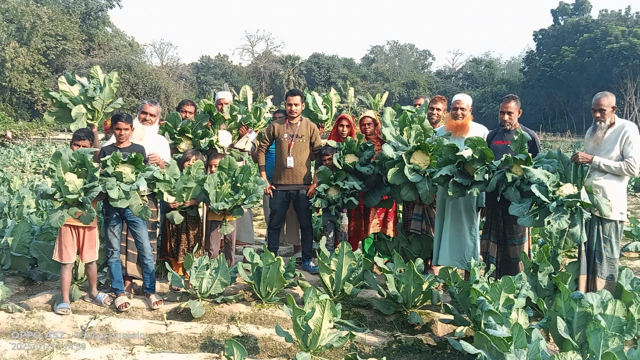 রাজবাড়ীর পর নওগাঁর কৃষকের পাশে ‘স্বপ্ন’