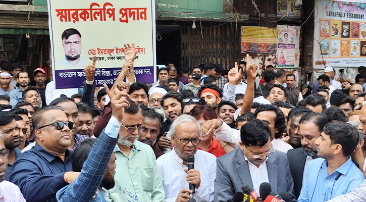 একটি দল সুযোগ পেলেই ছুরি মারার চেষ্টা করে:রিজভী