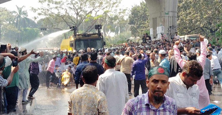 শিক্ষকদের ওপর পুলিশের জলকামান, লাঠিপেটা