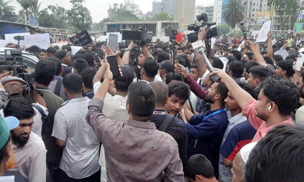 ছয় দাবিতে মাইলস্টোন শিক্ষার্থীদের বিক্ষোভ