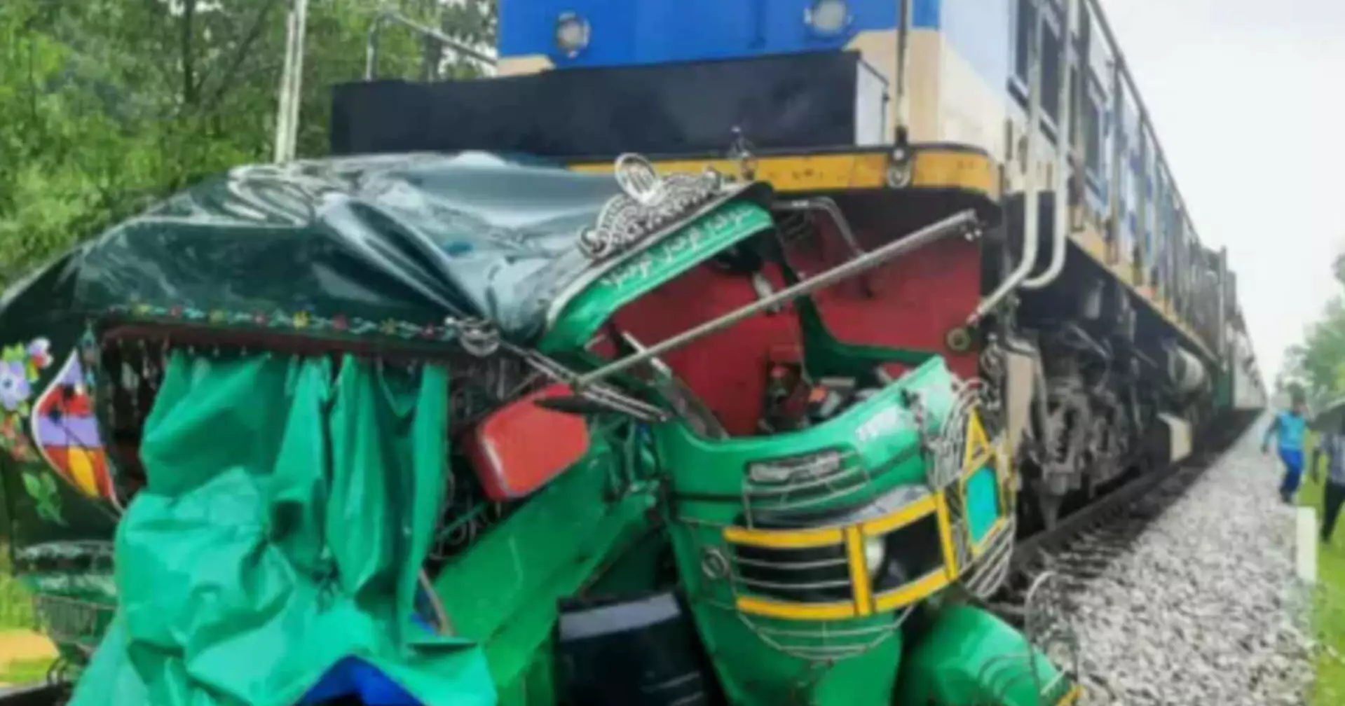 সিএনজিতে ট্রেনের ধাক্কা, কাটা পড়ে নিহত ৫