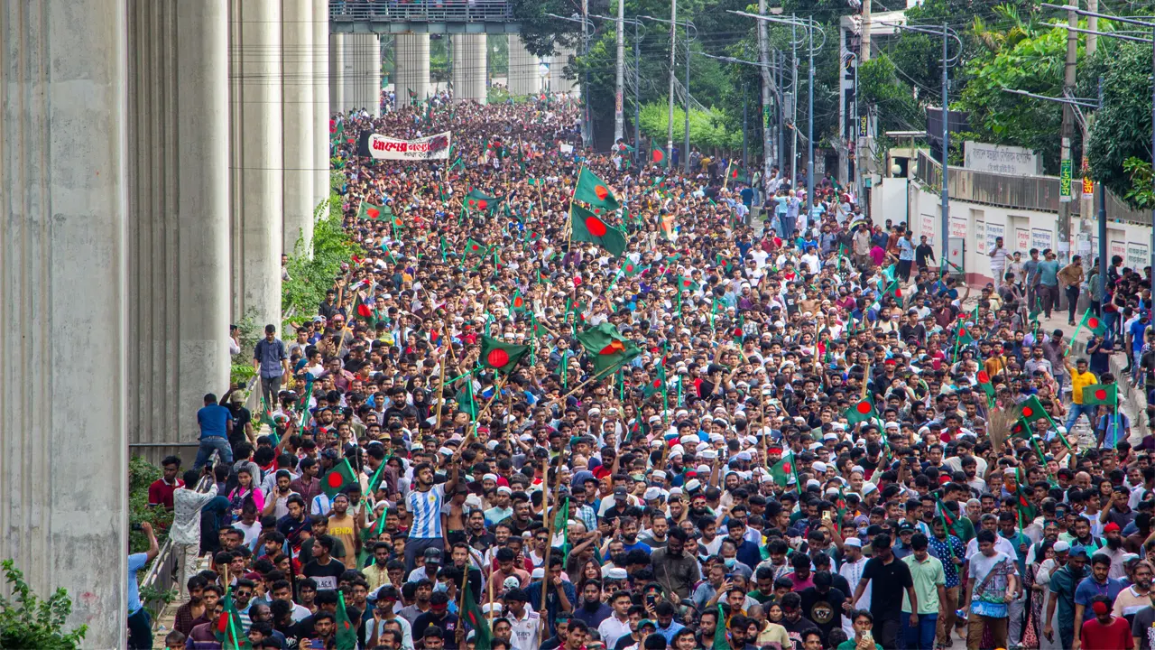 মানিক মিয়া অ্যাভিনিউয়ে মানুষের ঢল