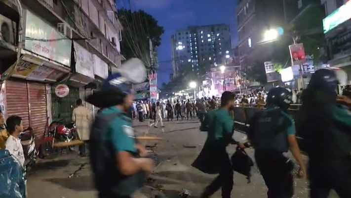 জাপার কার্যালয়ের সামনে সংর্ঘষ চলছে