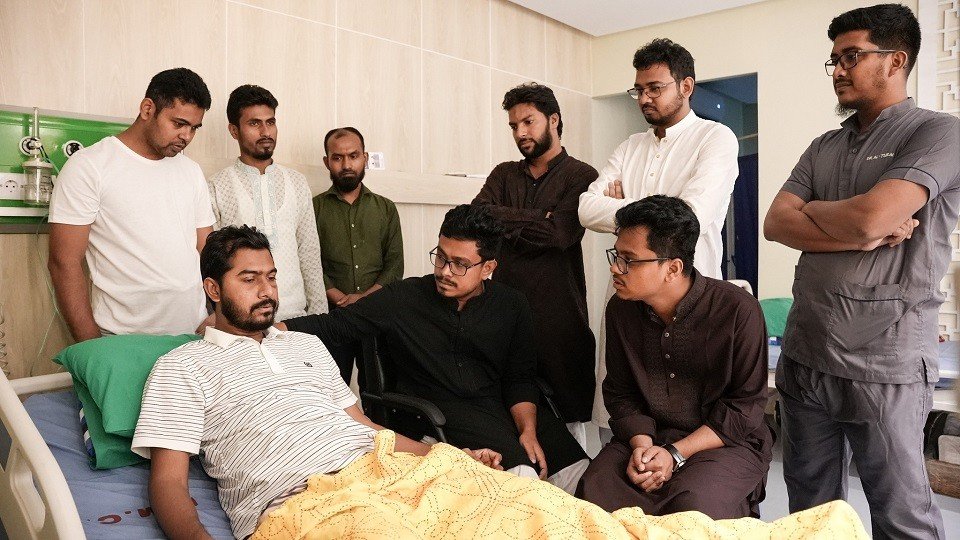 নুরকে দেখতে হাসপাতালে ডাকসুর ভিপি সাদিক কায়েম