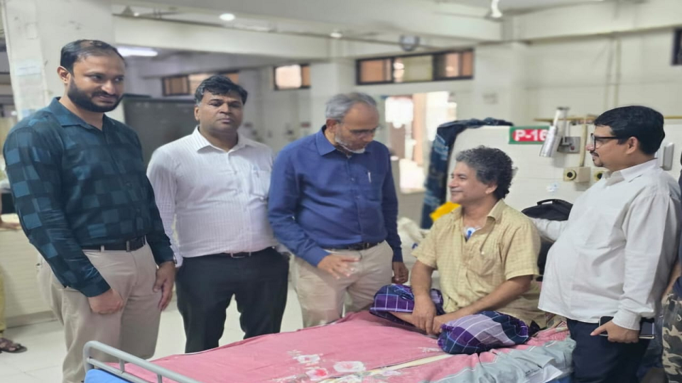 সাংবাদিক টুটুলকে দেখতে হাসপাতালে ডা.রফিকূল