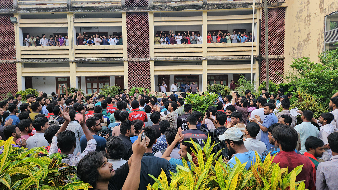 শিক্ষক-শিক্ষার্থীদের  ধস্তাধস্তিতে উত্তপ্ত রাবি
