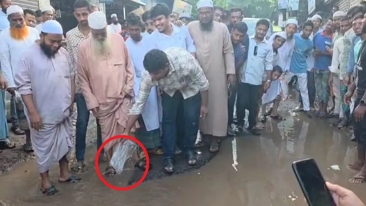 ভাঙা সড়কে মাছ ছেড়ে প্রতিবাদ হাসনাতের