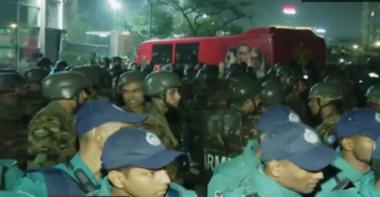 মাকে দেখতে এভারকেয়ারে তারেক রহমান