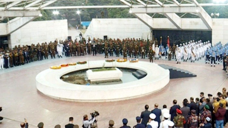 খালেদা জিয়ার কবরে রাষ্ট্রপতি, প্রধান উপদেষ্টা ও তিন বাহিনীর শ্রদ্ধা