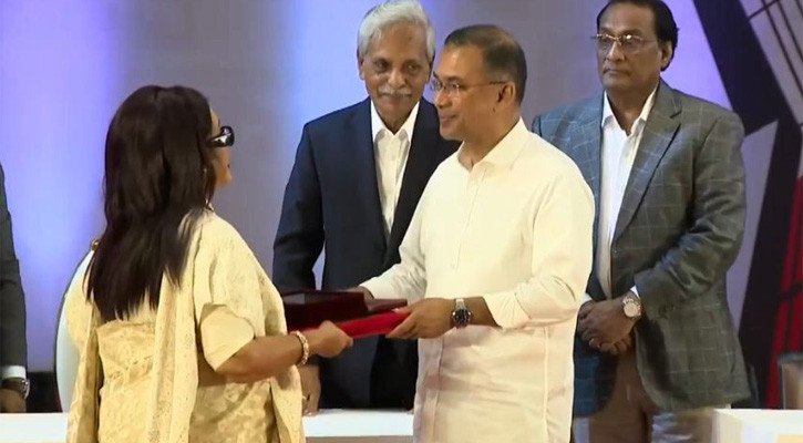 একুশে পদক তুলে দিলেন প্রধানমন্ত্রী তারেক রহমান