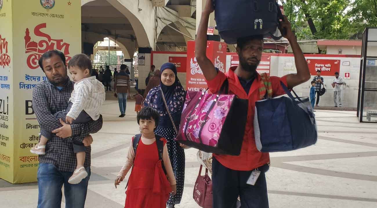 চাপ নেই রেলস্টেশনে, স্বস্তি যাত্রীদের