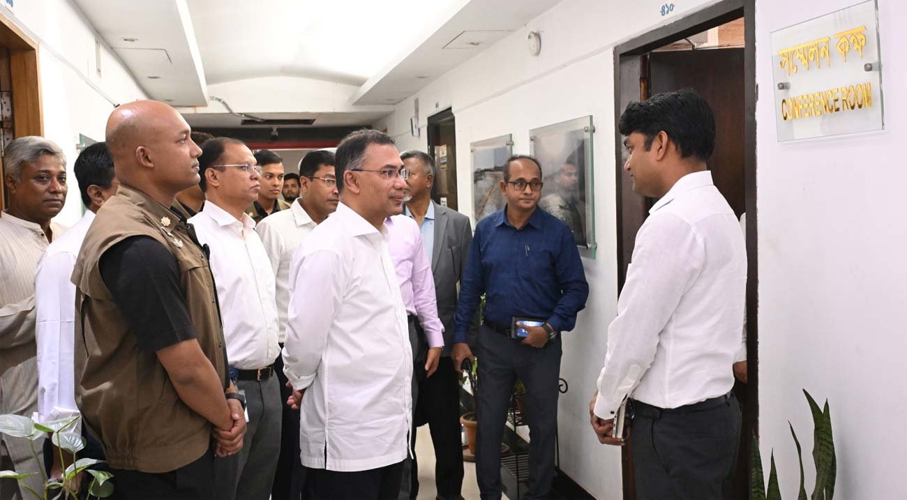 আকস্মিক বিভিন্ন মন্ত্রণালয় পরিদর্শনে প্রধানমন্ত্রী