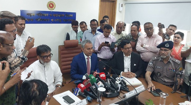 বাস থেকে যাত্রী নামিয়ে ফেরিতে তুলতে হবে