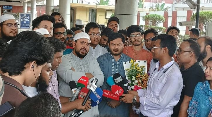 ড. ইউনূসকে রাজপথে নামার আহ্বান নাহিদের