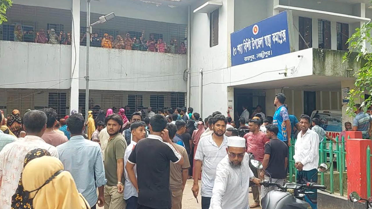 লক্ষ্মীপুরে একই পরিবারের ৩ জনকে কুপিয়ে হত্যা
