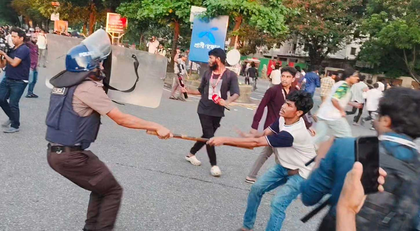 শিক্ষার্থীদের ছত্রভঙ্গ করতে পুলিশের লাঠিচার্জ