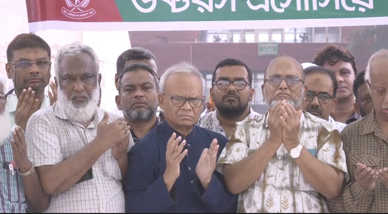 পলাতক আসামিকে দিয়ে রাজনীতি, প্রতিবাদ রিজভীর
