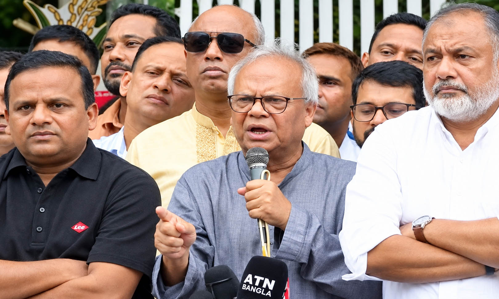 ”পলাতকদের তৎপরতায় বাতাস দিচ্ছে গুপ্ত-সুপ্তরা”
